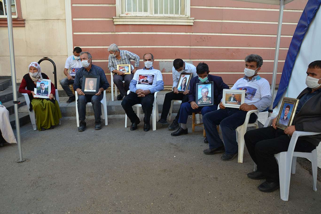 HDP Diyarbakır İl Binası önündeki evlat nöbetine bir aile daha katıldı